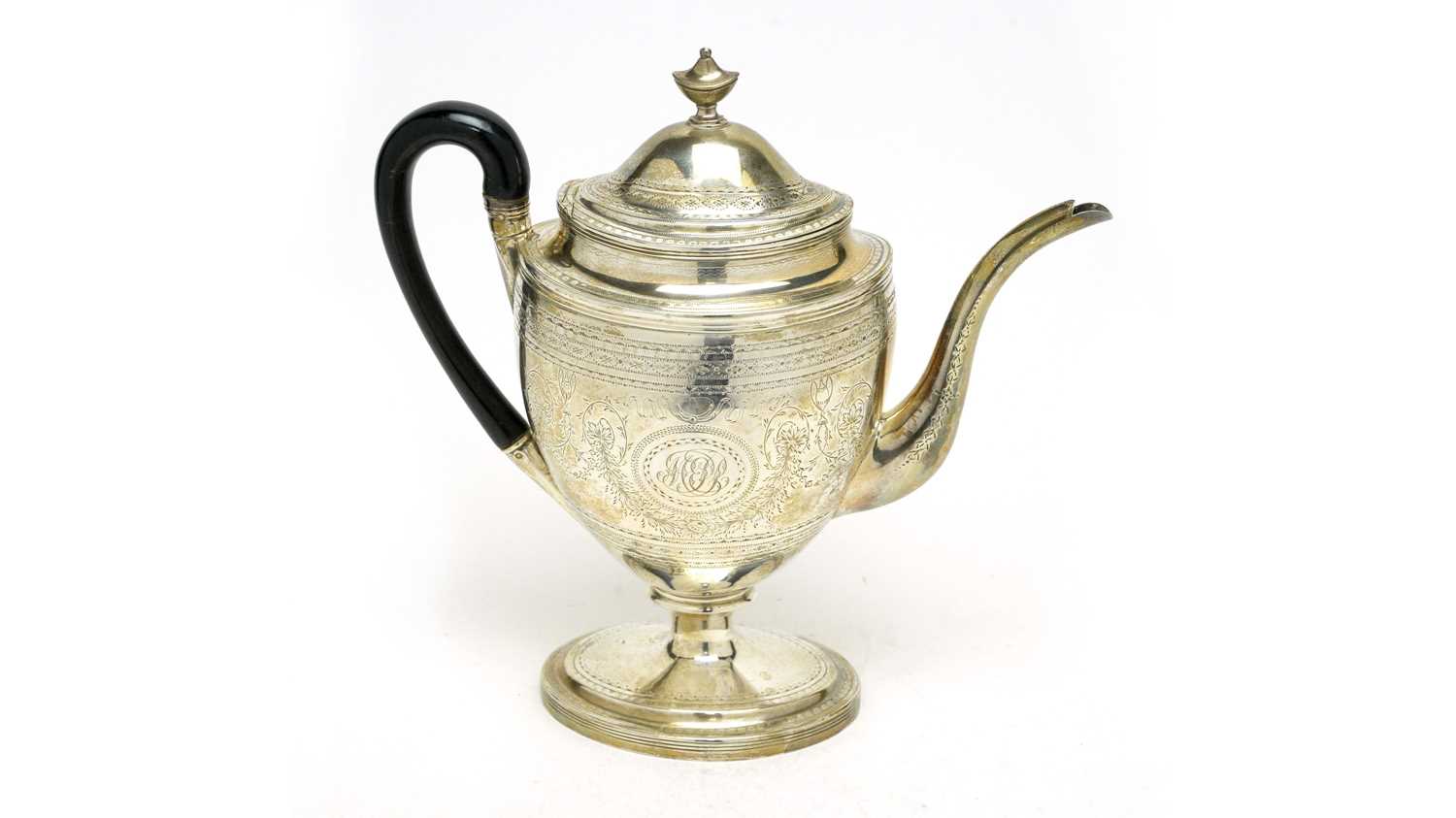 Lot 192 - A George III silver coffee pot, by Robert Hennell I & David Hennell II