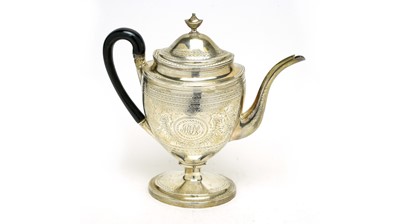 Lot 572 - A George III silver coffee pot, by Robert Hennell I & David Hennell II