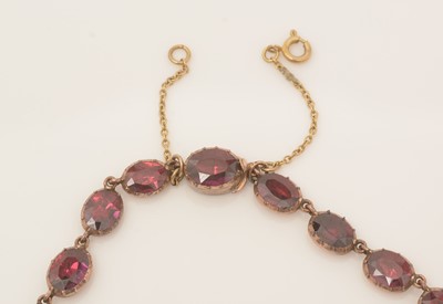 Lot 404 - A Victorian garnet necklace