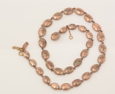 Lot 404 - A Victorian garnet necklace