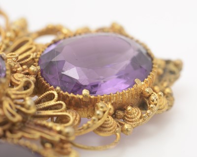 Lot 406 - A 19th Century amethyst and yellow metal cross-pattern pendant/brooch