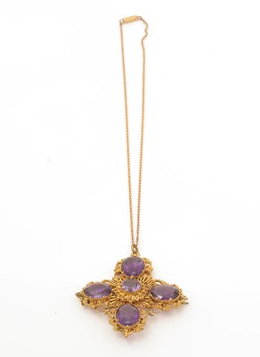 Lot 406 - A 19th Century amethyst and yellow metal cross-pattern pendant/brooch