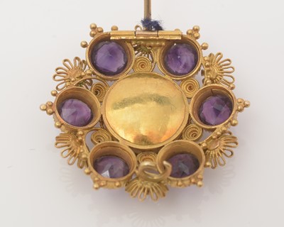 Lot 408 - A 19th Century amethyst and yellow metal brooch