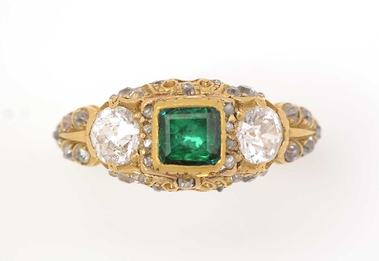 Lot 410 - A fine early 19th Century emerald and diamond ring