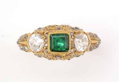 Lot 410 - A fine early 19th Century emerald and diamond ring