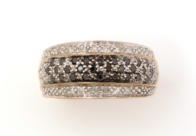 Lot 500 - A diamond and black diamond ring