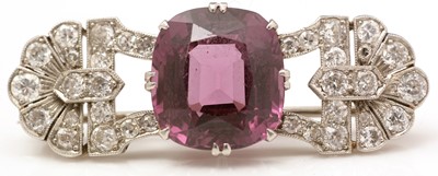 Lot 366 - An early 20th Century spinel and diamond brooch