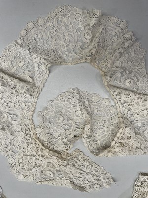 Lot 1285 - Antique lace collars