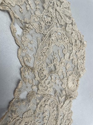 Lot 1285 - Antique lace collars