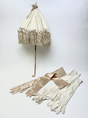 Lot 1207 - An Edwardian carriage parasol and gloves