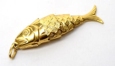 Lot 189 - An 18ct yellow gold fish pendant