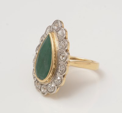 Lot 417 - An emerald and diamond dress ring