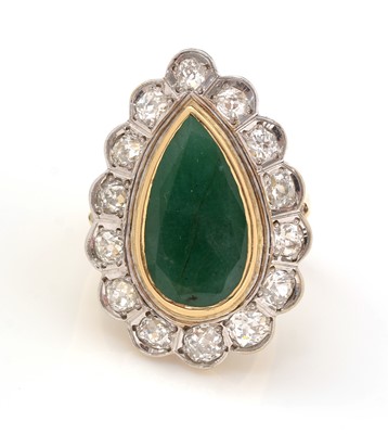 Lot 417 - An emerald and diamond dress ring