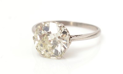 Lot 513 - A solitaire diamond ring