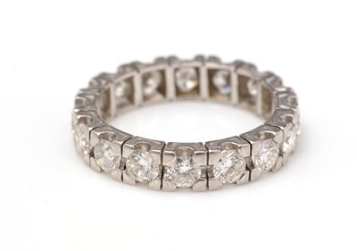 Lot 514 - A diamond eternity ring