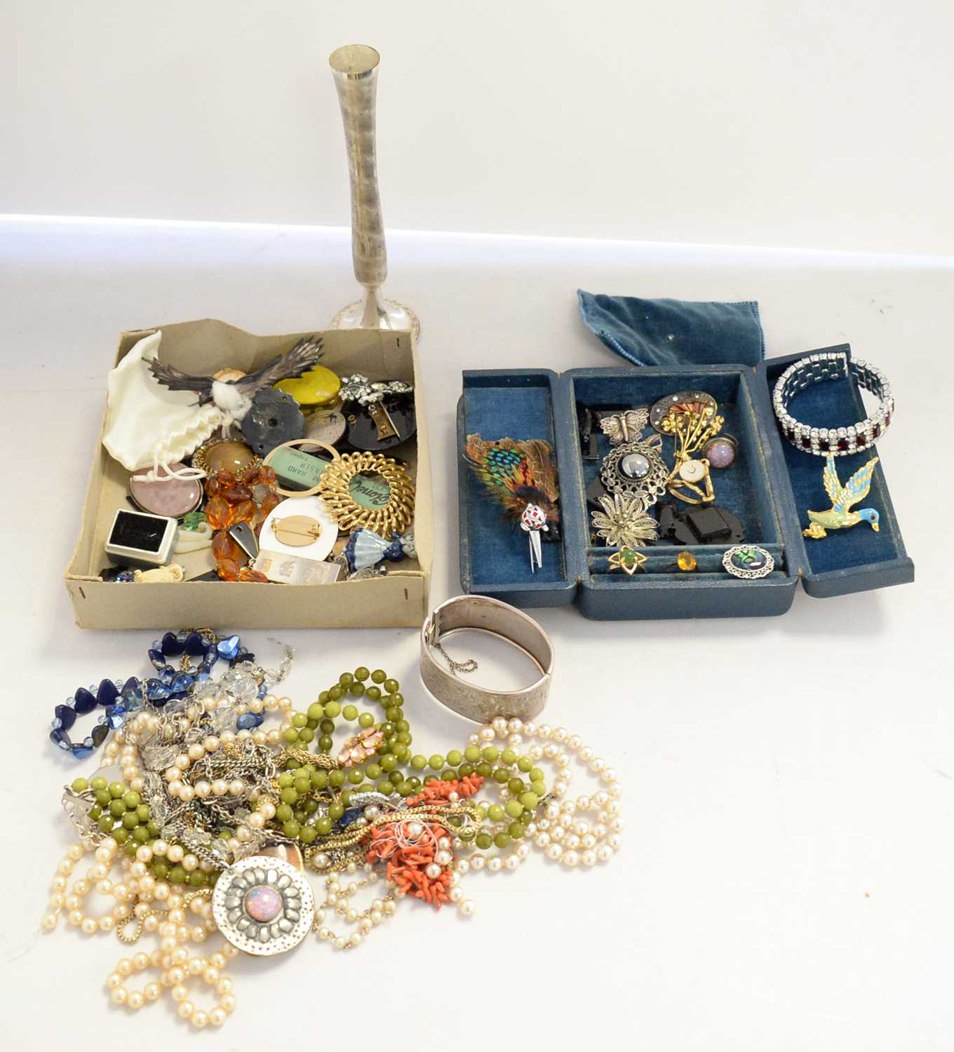 Lot 221 - A selection of costume jewellery.