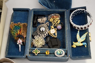 Lot 221 - A selection of costume jewellery.