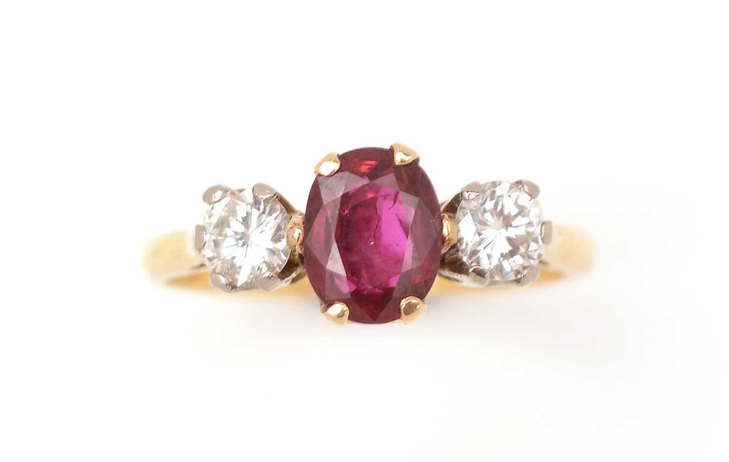 Lot 411 - A ruby and diamond ring