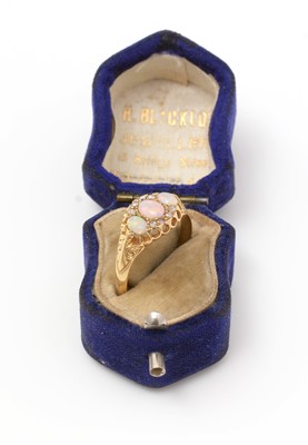 Lot 412 - An opal and diamond ring