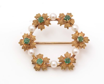 Lot 414 - An emerald, pearl and yellow metal brooch