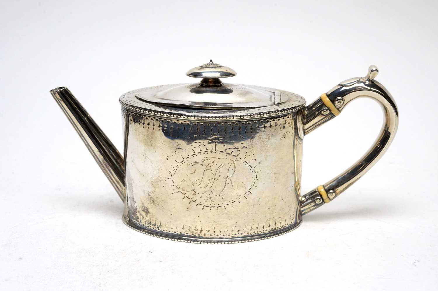 Lot 603 - A George III silver teapot, by John Langlands and John Robertson