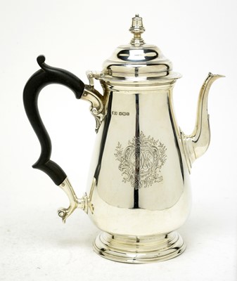 Lot 531 - A George V silver coffee pot, by Reid & Sons