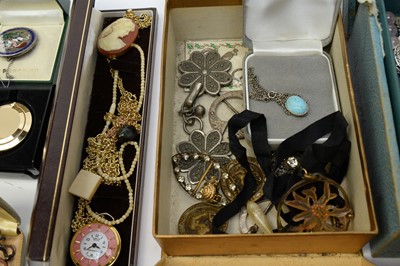 Lot 164 - A selection of costume jewellery