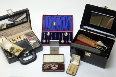 Lot 180 - A selection of jewellery