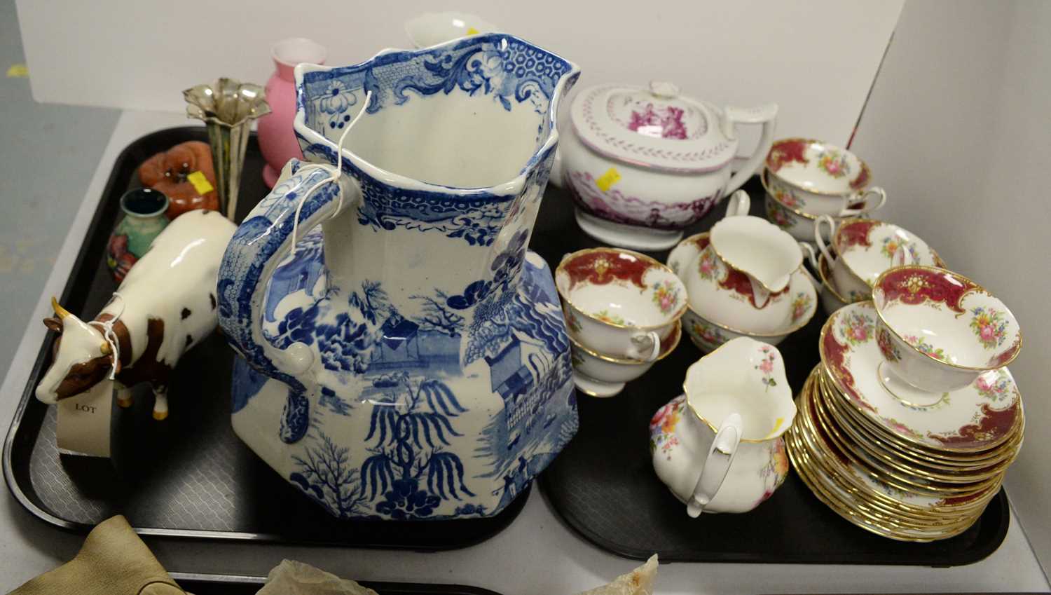Lot 325 - A selection of decorative ceramics and glassware