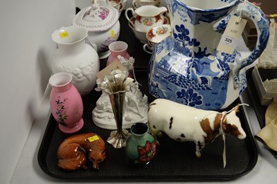 Lot 325 - A selection of decorative ceramics and glassware