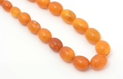 Lot 516 - A single row amber bead necklace