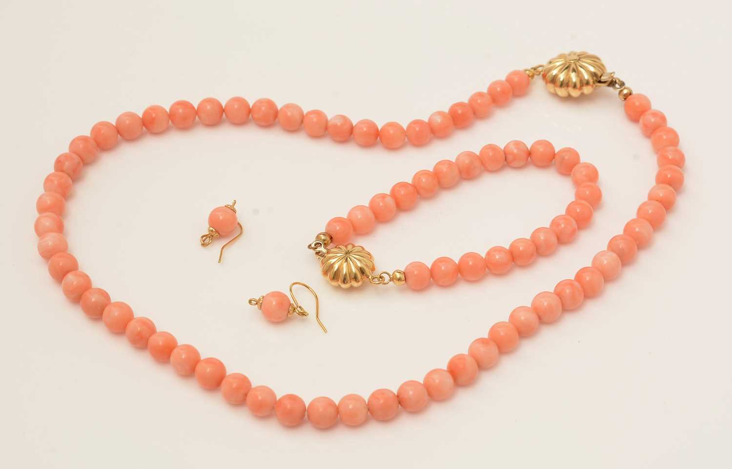 Lot 70 - A pink coral necklace, bracelet and earring set