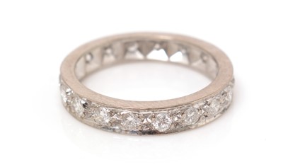 Lot 517 - A diamond eternity ring
