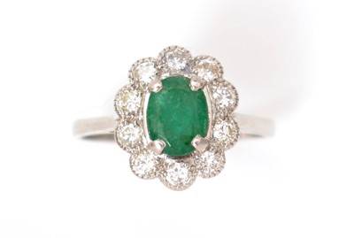 Lot 519 - An emerald and diamond cluster ring