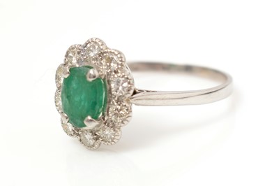 Lot 519 - An emerald and diamond cluster ring