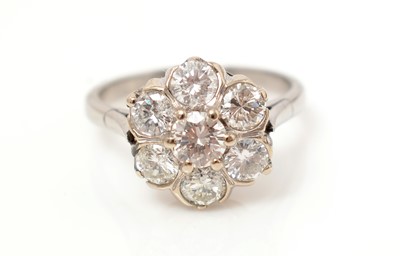 Lot 520 - A diamond cluster ring