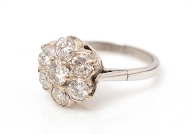 Lot 520 - A diamond cluster ring