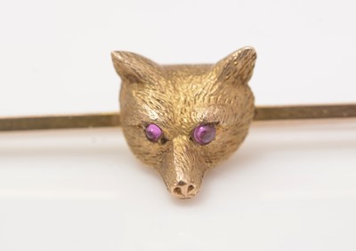 Lot 415 - An early 20th Century fox pattern bar brooch