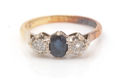 Lot 448 - A sapphire and diamond ring
