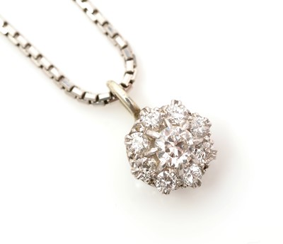Lot 451 - A diamond cluster pendant
