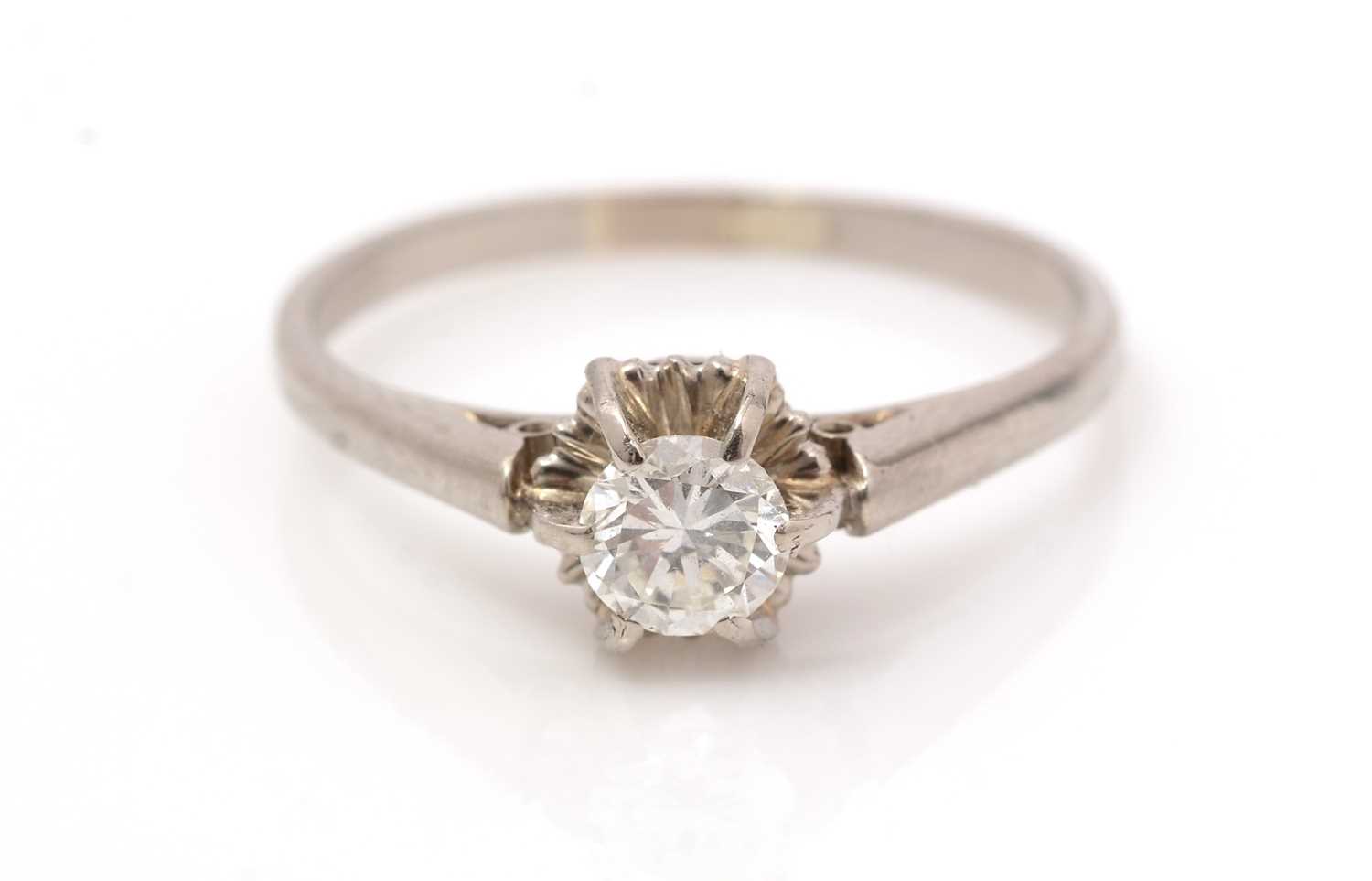 Lot 521 - A single stone diamond ring