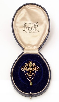 Lot 61 - An Edwardian peridot and seed pearl brooch/pendant