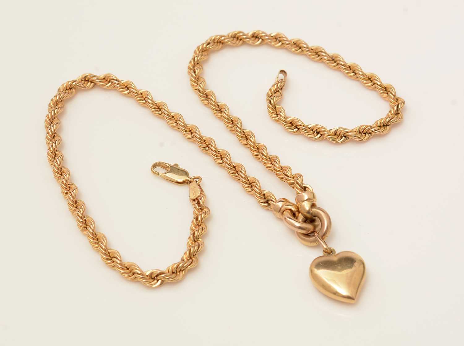 Lot 141 - A 9ct yellow gold twist pattern necklace