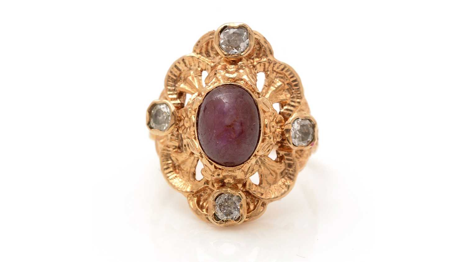 Lot 373 - A star ruby and diamond ring