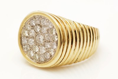Lot 374 - A diamond dress ring