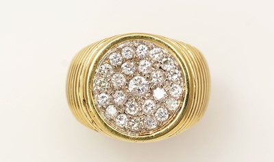 Lot 374 - A diamond dress ring