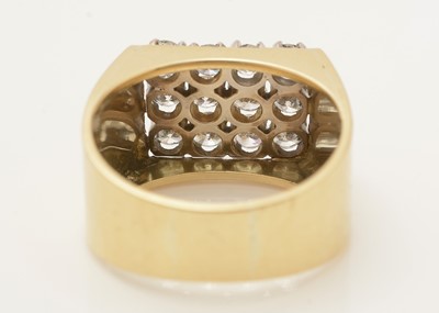 Lot 375 - A twelve stone diamond ring