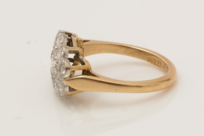 Lot 379 - A diamond dress ring