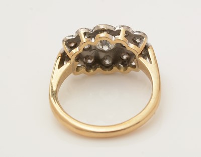 Lot 379 - A diamond dress ring