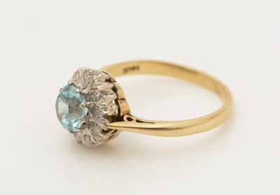 Lot 382 - A zircon and diamond cluster ring